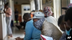 Des volontaires attendent d'être contrôlés dans un centre d'essai de vaccins anti coronavirus, à l'hôpital Chris Sani Baragwanath de Soweto, à l'extérieur de Johannesburg, en Afrique du Sud, le lundi 30 novembre 2020. 