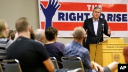 អតីត​អភិបាល​រដ្ឋ​​ Florida លោក​ Jeb Bush និយាយ​ទៅ​កាន់​កិច្ចប្រជុំ​​មួយ​នៅ​សាកលវិទ្យាល័យ​ Loras នៅ​ក្រុង Dubuque រដ្ឋ Iowa។ បេក្ខជន​ប្រធានាធិបតី​​ខាង​គណបក្ស​សាធារណរដ្ឋ​បញ្ចុះបញ្ចូល​អ្នក​គាំទ្រ​នៅ​រដ្ឋ​ Iowa។