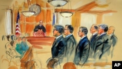 Este boceto del tribunal muestra a Paul Manafort, cuarto desde la derecha, parado con sus abogados frente al juez de distrito de EE.UU., T.S. Ellis III, centro detrás, y el jurado seleccionado, sentado a la izquierda, durante la selección del jurado en su juicio en la corte federal de Alexandria, Virginia, el martes 31 de julio de 2018.