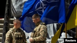 Військовослужбовці президентської гвардії України під час пресконференції президента України Володимира Зеленського та генерального секретаря НАТО Єнса Столтенберга. 29 квітня 2024 року. REUTERS/Томас Пітер
