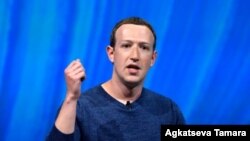 El CEO de Facebook, Mark Zuckerberg, durante un discurso en la feria VivaTech (Viva Technology) de París, Francia, 24-5-18. Foto: GERARD JULIEN / AFP.