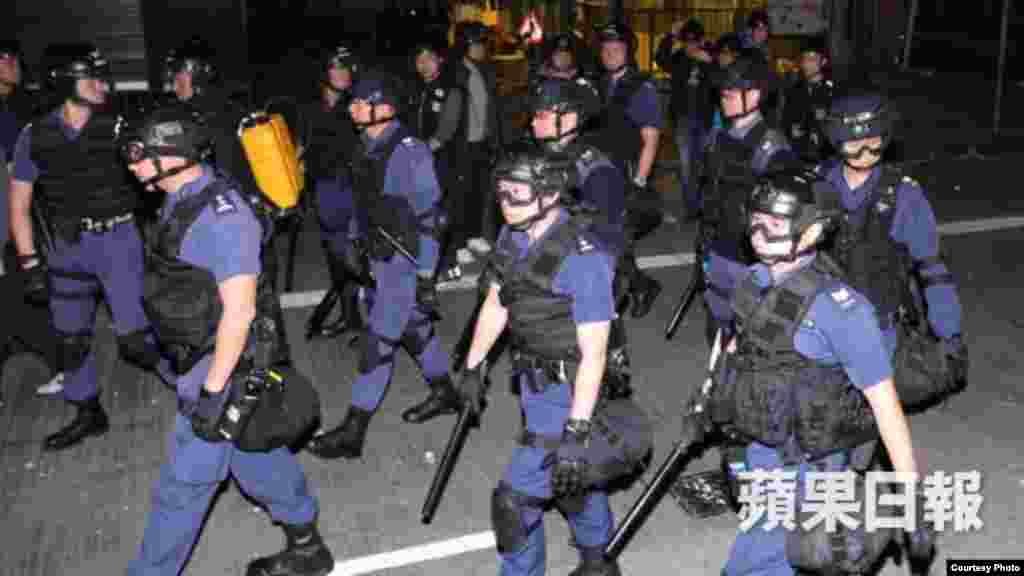 旺角街头夜市大年初一晚爆发激烈警民冲突 (苹果日报)