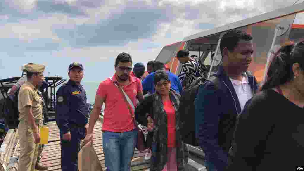 Personas hacen fila después de regresar del buque hospital USNS Comfort a Esmeraldas, un puerto a 300 kilómetros de la capital de Ecuador, Quito. Este jueves regresó el primer grupo de 40 pacientes que recibieron tratamiento quirúrgico gratuito en el barco.