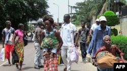 Warga di Brazzaville selatan melarikan diri dari kekerasan dan baku tembak hari Senin (4/4). 