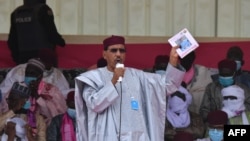 Le candidat à la présidence du Parti nigérien pour la démocratie et le socialisme (PDNS) Mohamed Bazoum prononce un discours lors d'un rassemblement électoral à Diffa le 23 décembre 2020.