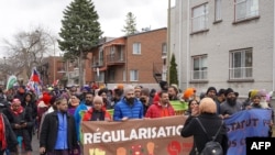 Manifestantes piden al gobierno canadiense que regularice a los inmigrantes indocumentados en Montreal, Quebec, el 16 de marzo de 2024.