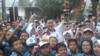 Ratusan siswa berfoto bersama lentera berisi api yang akan digunakan dalam kirab obor Asian Para Games 2018, 5 September 2018. (Foto: VOA/Yudha)