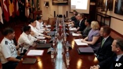 菲律宾和美国官员在马尼拉以北的奎松市菲律宾国防部总部举行会谈。（2013年8月14日） 