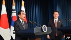 기시다 후미오(왼쪽) 일본 총리가 7일 한국 서울 용산 대통령실 청사에서 윤석열(오른쪽) 한국 대통령과 회담 직후 공동회견에서 발언하고 있다. (자료사진)