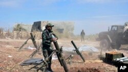 Tentara Suriah bersiap meluncurkan mortar ke arah para pemberontak di desa Kfar Nabuda, provinsi Hama, 11 Mei 2019. (Foto: dok).