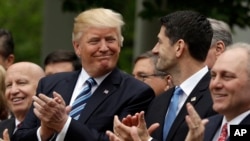 Presiden Donald Trump berbicara dengan Ketua DPR AS Paul Ryan di Rose Garden, Gedung Putih di Washington, 4 Mei 2017, setelah DPR meloloskan RUU kesehatan baru. 
