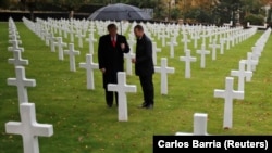 Rais Donald Trump akishiriki katika maadhimisho ya kumbukumbu ya miaka mia moja tangu kumalizika vita ya kwanza, Paris. 