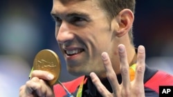 Michael Phelps celebró su victoria en los 200 metros combinado individual el jueves por la noche.