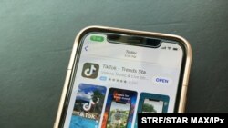 ARCHIVO - Los logos de TikTok y WeChat aparecen en un teléfono celular.