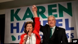 លោក​ស្រី Karen Handel ដែល​ជា​បេក្ខជន​ខាង​គណបក្ស​សាធារណរដ្ឋ​អបអរ​ជ័យ​ជម្នះ​ជាមួយ​នឹង​ស្វាមី​របស់​លោកស្រី នៅ​ពេល​លោក​ស្រី​ប្រកាស​ពី​ជ័យជម្នះ​របស់​ខ្លួន កាលពី​ថ្ងៃទី២០ ខែមិថុនា ឆ្នាំ២០១៧។