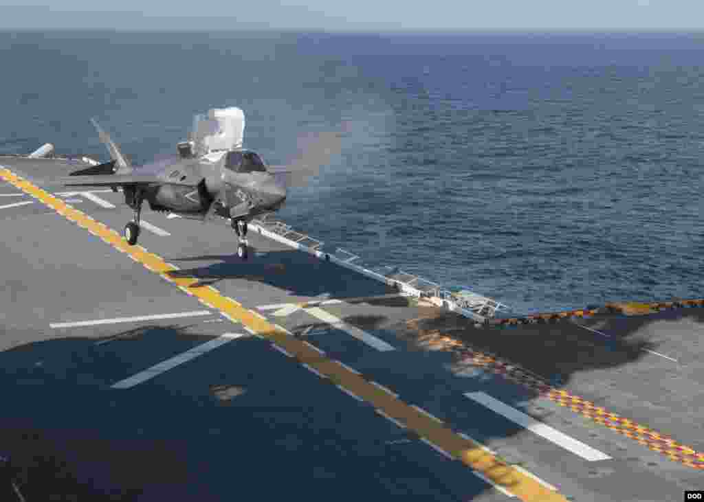 一架F-35B战斗机降落在美国黄蜂号两栖攻击舰(The amphibious assault ship USS Wasp)上(2017年7月12日)。美中两国最近面临经济和军事领域的一系列分歧。上星期,美国因中国从俄罗斯购买武器装备而制裁解放军装备发展部及其部长李尚福。对此中国政府上周六召见了美国驻华大使表示抗议。中国还召回了正在访美的海军司令员沈金龙。沈金龙原本将在美国罗得岛州举行的全球海军将领研讨会上与美国海军领导人会晤。