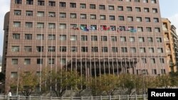 台湾邦交国所罗门群岛的旗帜（右二）在台北一座各国外交使团使用的大楼前飘扬。（2016年12月23日）