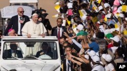 El Papa Francisco ofrece una misa histórica para 180.000 católicos en los Emiratos Árabes Unidos (Foto: AETOSWire)