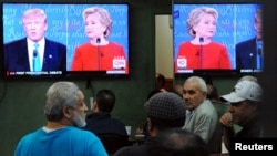 Orang-orang menonton debat pemilihan Presiden AS di sebuah restoran (26/9). Queens, New York. (foto: REUTERS/Stephanie Keith)