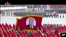 电视上的大阅兵画面。