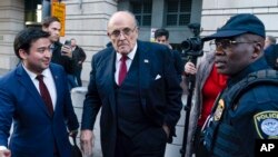 Mantan wali kota New York, Rudy Giuliani, meninggalkan gedung pengadilan federal di Washington, 15 Desember 2023. (Foto: Jose Luis Magana/AP Photo)