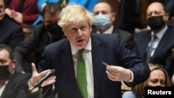 Perdana Menteri Inggris Boris Johnson memberi penjelasan di depan anggota parlemen di London (foto: dok). 