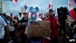 Manifestantes protestan contra un contrato del gobierno panameño con una filial de una minera canadiense en Ciudad de Panamá el 24 de noviembre de 2023.