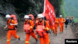 2013年4月21日，在一次地震袭击四川雅安地区的第二天，救援人员快速通过瓦砾抵达被孤立的宝兴县灾区。