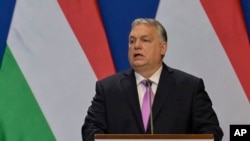 Прем’єр-міністр Угорщини Віктор Орбан виступає під час пресконференції зі своїм шведським колегою Ульфом Крістерссоном у Будапешті, 23 лютого 2024 року. Орбан каже, що прагне виключити свою країну з будь-яких операцій НАТО, спрямованих на підтримку України. (Фото: AP/Денес Ердос)