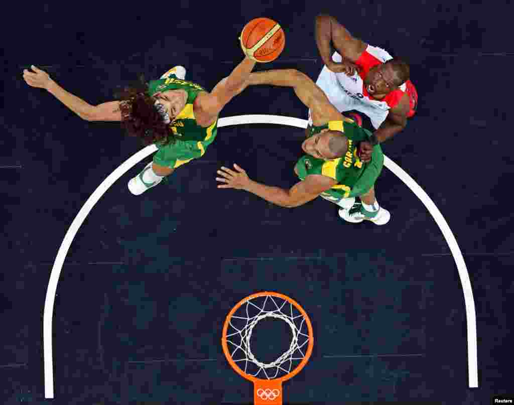 Anderson Varejao dari Brazil menghalangi tembakan Loul Deng dari Inggris pada pertandingan babak penyisihan bola basket putra Grup B.