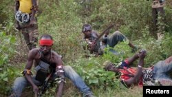 Para anggota milisi anti Balaka beristirahat di tengah patroli mereka di wilayah Boeing, Bangui, (24/2). Pemerintah Republik Afrika Tengah menuduh milisi ini berada dibalik serangan atas pemakaman di Bangui Kamis malam.