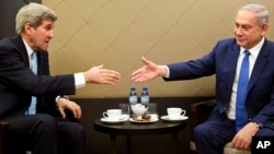 El secretario de Estado de EE.UU., John Kerry, (izquierda) y el primer ministro israelí, Benjamin Netanyahu, se reunieron al margen del Foro Económico Mundial, en Davos, Suzia, el jueves, 21 de enero de 2016.