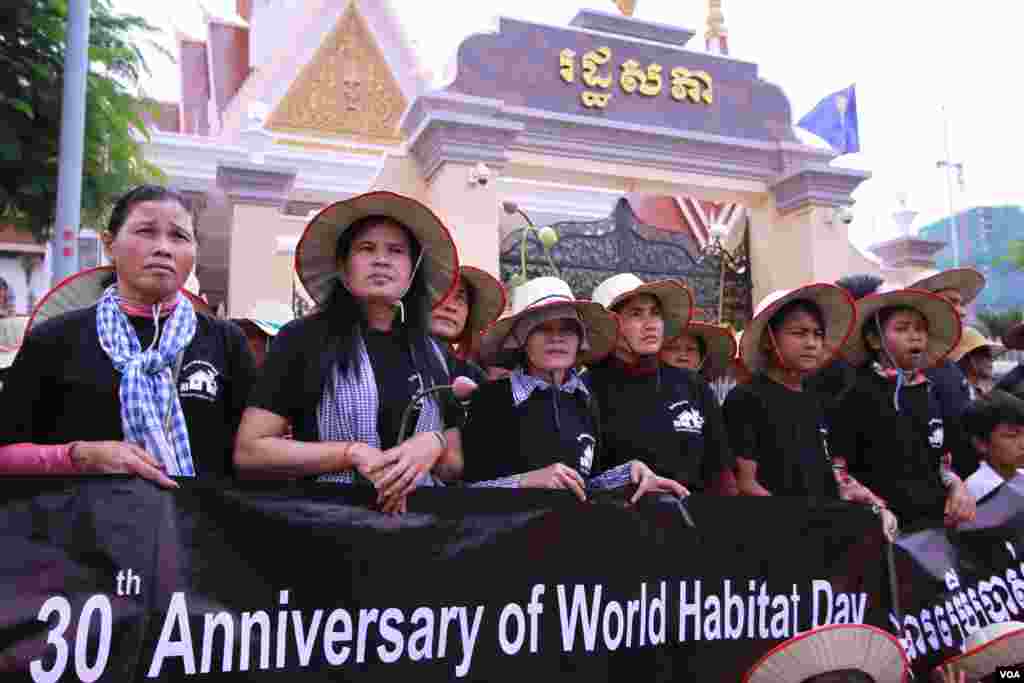 ក្រុមអ្នកតវ៉ាមកពីសហគមន៍ ដែលមានជម្លោះដីធ្លីប្រមាណ១០០០នាក់ នៅក្នុងរាជធានីភ្នំពេញ បានហែញតិ្តទៅដាក់រដ្ឋសភាជាតិ ក្នុងឱកាសទិវាលំនៅដ្ឋានពិភពលោកខួបលើកទី៣០ កាលពីថ្ងៃទី៥ ខែតុលា ឆ្នាំ២០១៥។ (ឡេង ឡែន/VOA)