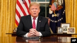 Presiden Donald Trump berbicara dari Oval Office di Gedung Putih saat ia berpidato terkait keamanan perbatasan hari Selasa, 8 Januari 2019, di Washington (foto: Carlos Barria/Pool Photo via AP)