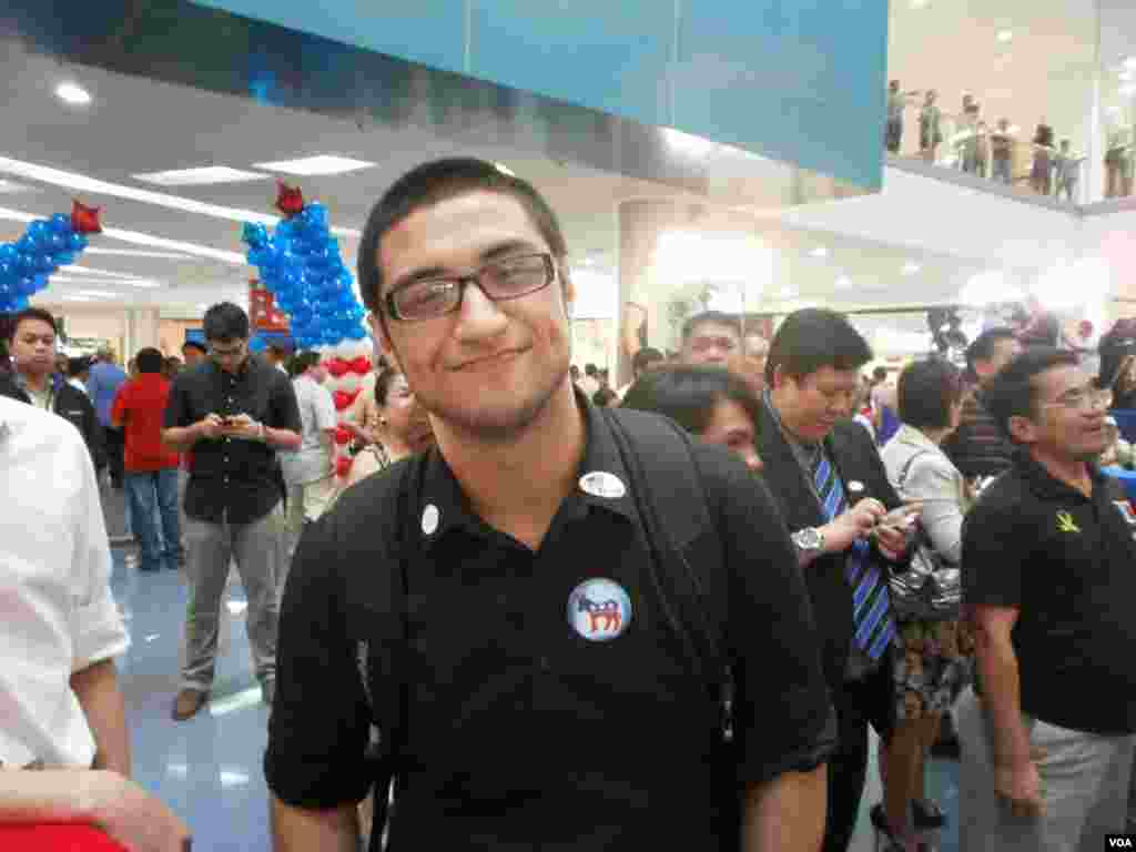 Derek Obryan, 21, mahasiswa Filipina keturunan Amerika mengatakan ia menyukai Obama karena "ia berusaha mengubah dan memberikan contoh yang berbeda untuk dunia." (S. Orendain/VOA)