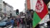 عده ای از پناه جویان افغان مظاهره کننده در یکی از جاده های شهر بروکسل بلجیم - عکس از فیسبوک حفاظت از افغان ها در بلجیم
