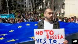На акции протеста против "закона об иноагентах" перед зданием парламента Грузии. Тбилиси, 15 апреля 2024.