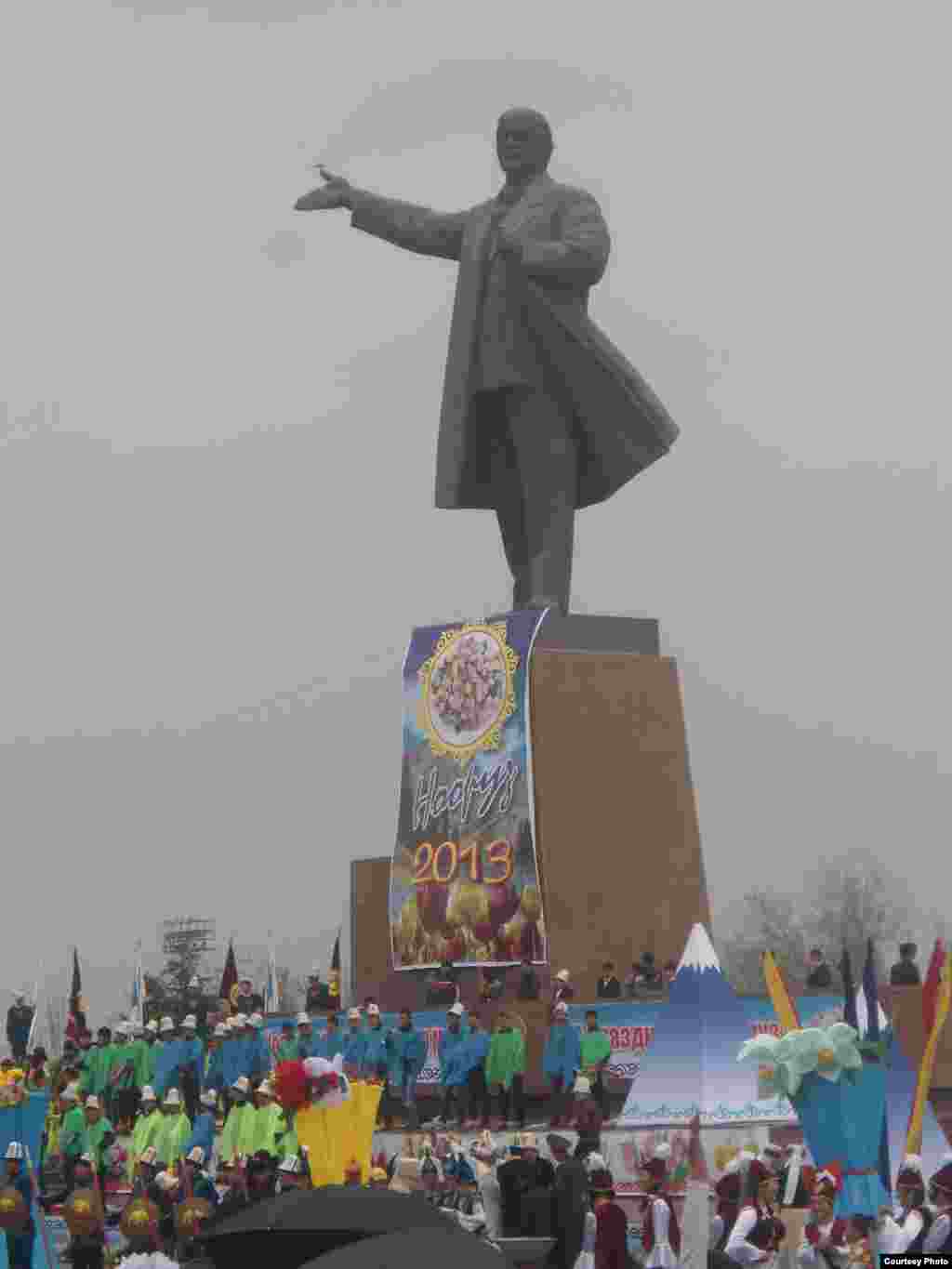 Qirg'izistonda Navro'z bayrami, odatdagidek, sovetlar davridan qolgan Lenin haykali poyida o'tmoqda.