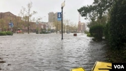 L'ouragan Florence laisse des vents forts et de fortes pluies le long de la côte de la Caroline du Nord, 15 septembre 2018.