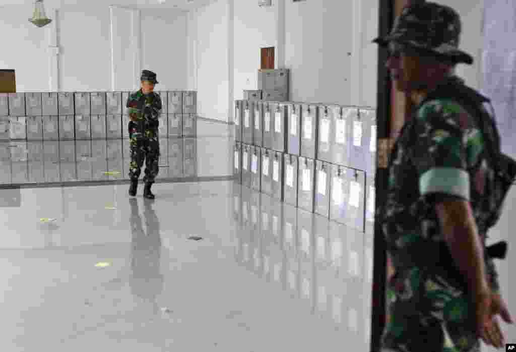 Tentara Indonesia menjaga kantor Komite Pemilihan Umum Daerah tempat kertas suara disimpan sebelum dibagikan di Banda Aceh (8/7). (AP/Heri Juanda)