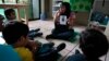 Seorang guru berbicara kepada anak-anak selama kelas terapi untuk anak-anak autis (foto: ilustrasi). 