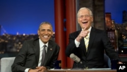 El presidente Barack Obama conversa animadamente durante la grabación del "Late Show with David Letterman".