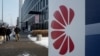 Logo Huawei tampak dalam sebuah iklan di depan kantor Huawei di Warsawa, Polandia, 11 Januari 2019 (foto: Reuters/Kacper Pempel)