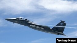 한국 정부 차기 전투기 기종으로 미국 보잉사의 F-15SE가 유력해진 것으로 알려졌다. 사진은 지난 2010년 7월 미국 미주리주 램버트-세인트루이스 국제공항에서 F-15SE 시제기가 첫 비행을 하는 모습.