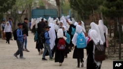 سازمان دیدبان حقوق بشر در گزارشی گفته است که طالبان با محرومیت دختران از آموزش، به گونۀ سیستماتیک به حقوق زنان و دختران افغانستان حمله کرده و آسیب‌های زیادی به سیستم آموزشی و مردم این کشور وارد کرده اند.