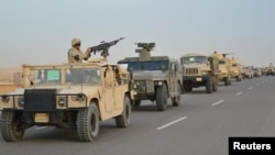 Kendaraan lapis baja Tentara Mesir berkonvoi di jalan raya menuju utara Sinai saat melancarkan serangan besar-besaran terhadap kelompok militan di Ismailia, Mesir, dalam foto yang dirilis oleh Kementerian Pertahanan Mesir, 9 Februari 2018. (Foto: dok).