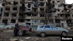Sebuah bangunan tempat tinggal rusak berat akibat konflik Rusia-Ukraina, di pemukiman Toshkivka, di wilayah Luhansk, Ukraina yang dikuasai Rusia, 24 Maret 2023. (Foto: REUTERS /Alexander Ermochenko)