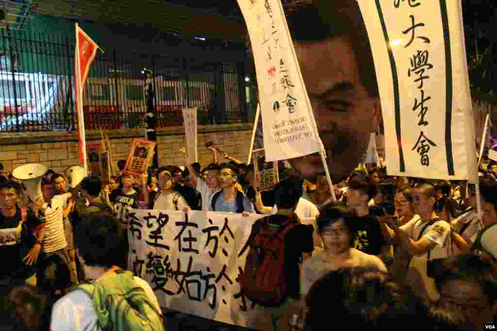 學聯發起抗議梁振英拒絕對話公民抗命遊行和留守禮賓府(美國之音圖片/海彥拍攝)