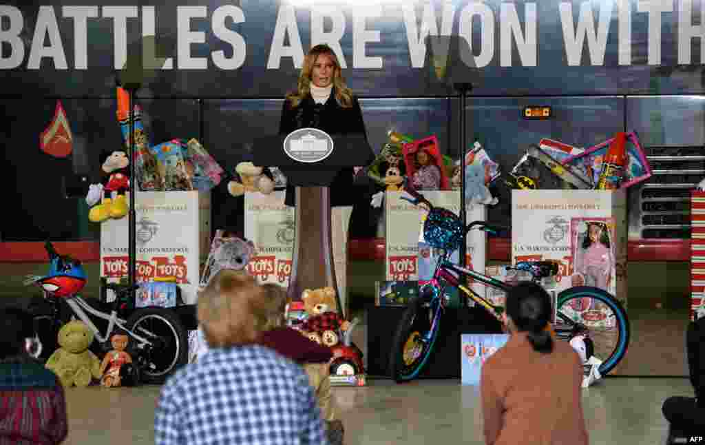 크리스마스 시즌을 맞아 불우아동들에게 장난감을 기부하는 '토이즈 포 토츠(Toys for Tots)' 행사가 열린 워싱턴의 아나코스티아 볼링 합동 군사 기지에서 멜라니아 트럼프 여사가 연설하고 있다.