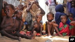 Raseljena i neuhranjena djeca iz Somalije u izbjegličkom kampu u Mogadišu, 25. maja 2017. 
